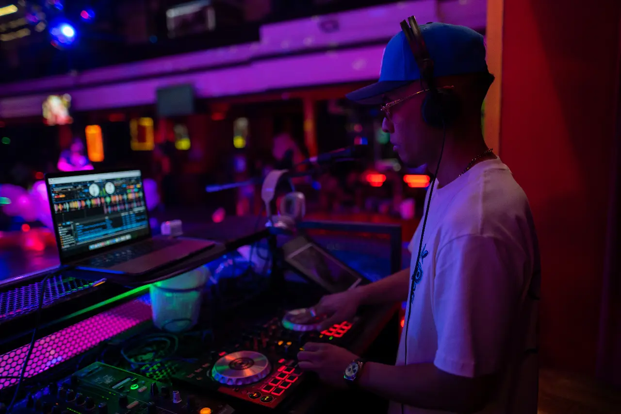 International DJs - Image 7